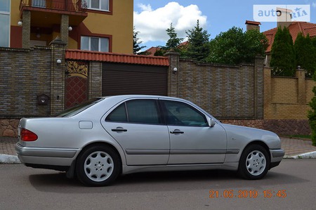 Mercedes-Benz E 500 1996  випуску Рівне з двигуном 5 л бензин седан автомат за 7999 долл. 