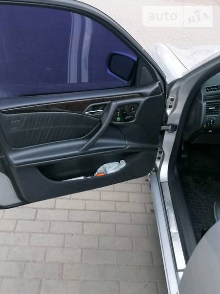 Mercedes-Benz E 320 2001  випуску Дніпро з двигуном 3.2 л дизель седан автомат за 8000 долл. 