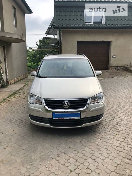 Volkswagen Touran 2008  випуску Тернопіль з двигуном 1.9 л дизель мінівен автомат за 8800 долл. 