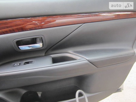 Mitsubishi Outlander 2013  випуску Дніпро з двигуном 3 л бензин позашляховик автомат за 15900 долл. 