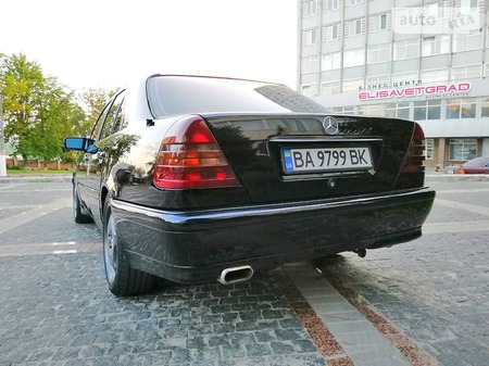 Mercedes-Benz C 180 1994  випуску Кропивницький з двигуном 1.8 л газ седан механіка за 5800 долл. 