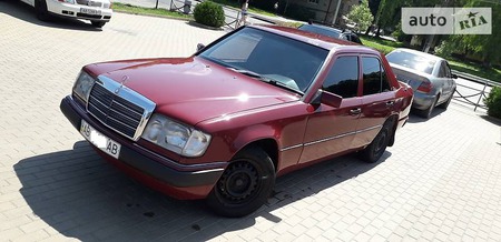 Mercedes-Benz E 230 1990  випуску Вінниця з двигуном 2.3 л газ седан механіка за 2800 долл. 