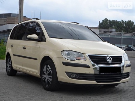 Volkswagen Touran 2010  випуску Дніпро з двигуном 1.4 л газ мінівен механіка за 10999 долл. 