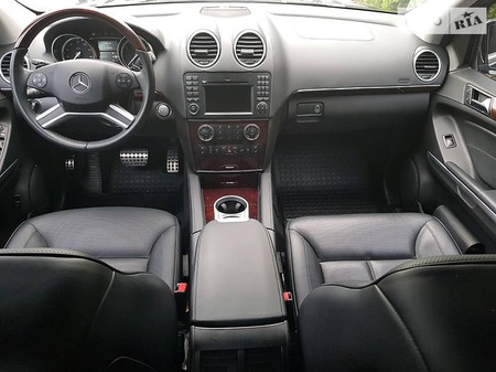 Mercedes-Benz GL 550 2010  випуску Київ з двигуном 5.5 л бензин позашляховик автомат за 26500 долл. 
