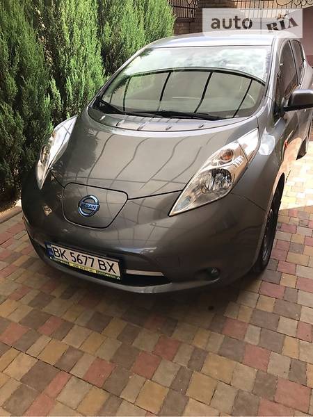 Nissan Leaf 2015  випуску Рівне з двигуном 0 л електро хэтчбек автомат за 12900 долл. 