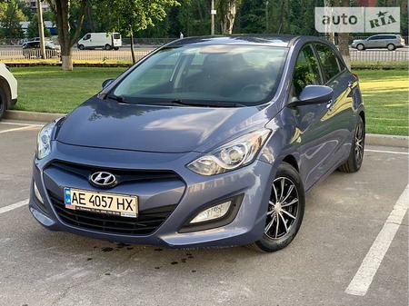 Hyundai i30 2014  випуску Дніпро з двигуном 1.4 л бензин хэтчбек механіка за 10500 долл. 