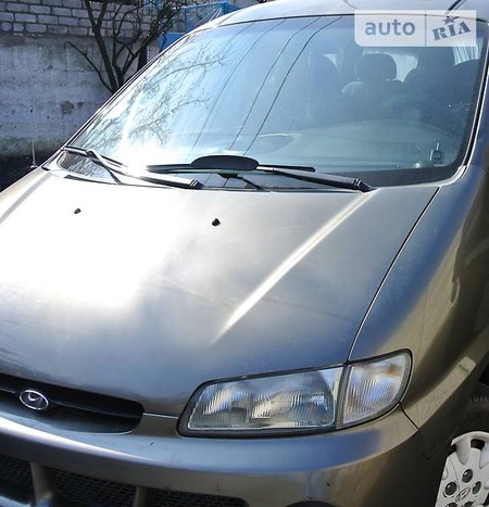 Hyundai H200 1998  випуску Дніпро з двигуном 2.5 л дизель мінівен механіка за 5300 долл. 