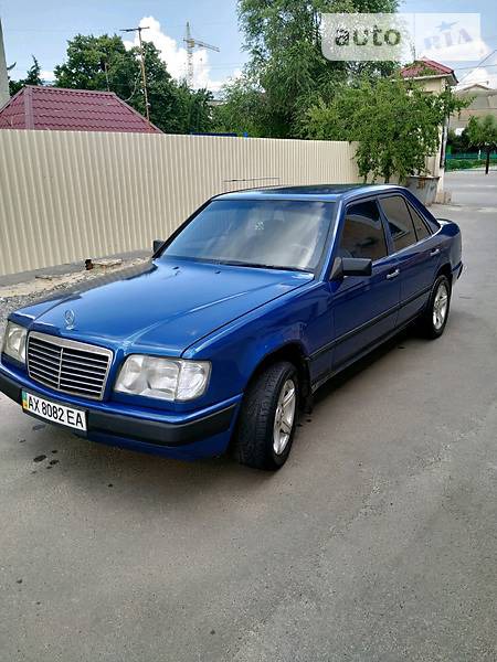 Mercedes-Benz E 220 1987  випуску Харків з двигуном 2.2 л газ седан автомат за 3000 долл. 