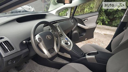 Toyota Prius 2013  випуску Київ з двигуном 1.8 л гібрид хэтчбек автомат за 12798 долл. 