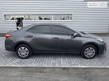 Toyota Corolla 2014  випуску Харків з двигуном 1.6 л бензин седан автомат за 15200 долл. 