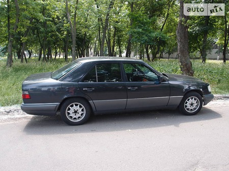 Mercedes-Benz E 220 1995  випуску Київ з двигуном 2.2 л бензин седан механіка за 3400 долл. 