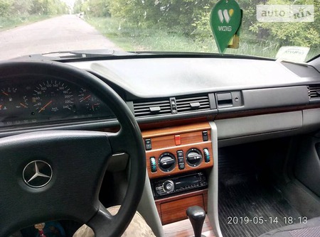 Mercedes-Benz E 260 1992  випуску Кропивницький з двигуном 2.6 л газ седан автомат за 2399 долл. 