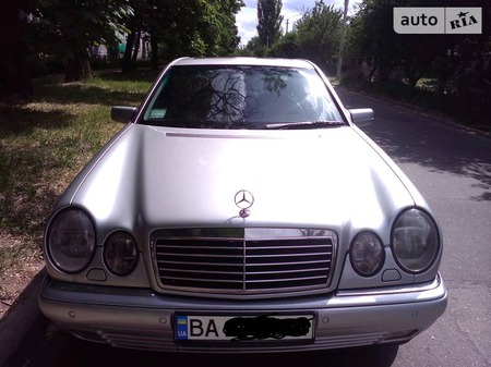 Mercedes-Benz E 320 1998  випуску Кропивницький з двигуном 3.2 л газ седан автомат за 4700 долл. 