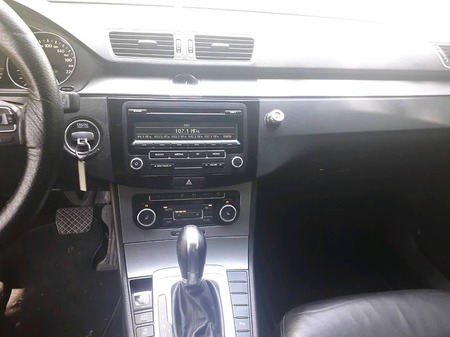 Volkswagen Passat 2011  випуску Луганськ з двигуном 1.4 л газ універсал автомат за 10800 долл. 
