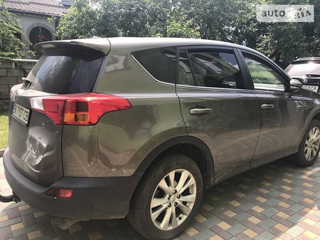 Toyota RAV 4 2015  випуску Рівне з двигуном 2.2 л дизель позашляховик автомат за 24500 долл. 