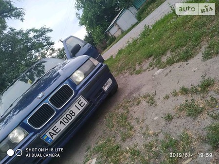 BMW 318 1991  випуску Дніпро з двигуном 1.8 л бензин седан механіка за 3800 долл. 