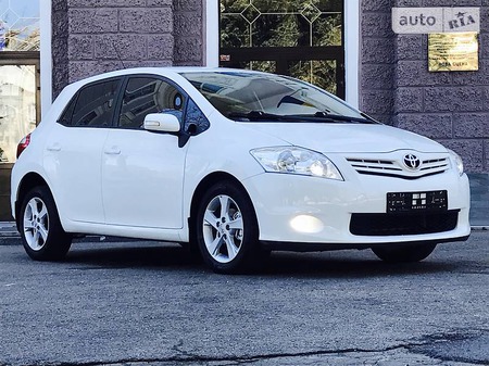 Toyota Auris 2013  випуску Дніпро з двигуном 1.6 л бензин хэтчбек автомат за 10800 долл. 