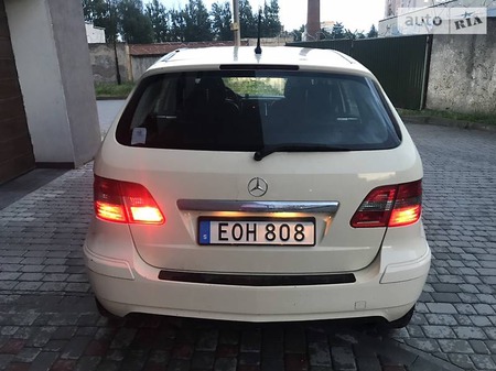 Mercedes-Benz B 180 2011  випуску Львів з двигуном 2 л дизель хэтчбек автомат за 5600 долл. 