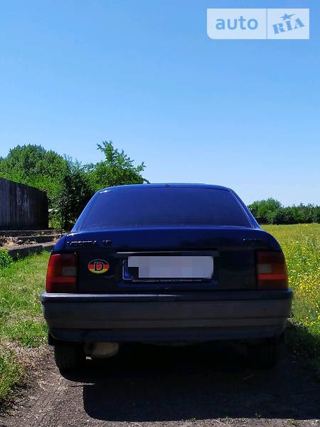 Opel Vectra 1992  випуску Луганськ з двигуном 1.8 л бензин седан механіка за 2300 долл. 