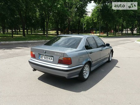 BMW 318 1993  випуску Дніпро з двигуном 1.8 л газ седан механіка за 3300 долл. 