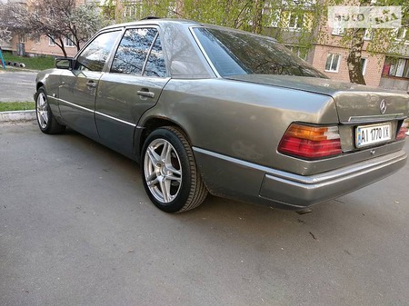 Mercedes-Benz E 260 1988  випуску Київ з двигуном 2.6 л газ седан механіка за 3600 долл. 