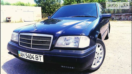 Mercedes-Benz C 220 1995  випуску Донецьк з двигуном 2.2 л бензин седан механіка за 3500 долл. 