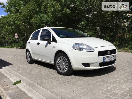 Fiat Grande Punto 2011  випуску Львів з двигуном 1.2 л газ хэтчбек механіка за 5450 долл. 
