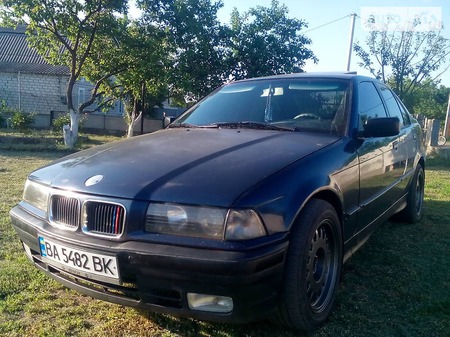 BMW 316 1993  випуску Кропивницький з двигуном 1.6 л газ седан механіка за 3000 долл. 
