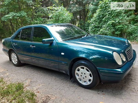 Mercedes-Benz E 200 1999  випуску Львів з двигуном 2 л бензин седан механіка за 4500 долл. 