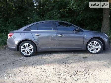 Chevrolet Cruze 2013  випуску Харків з двигуном 1.8 л газ седан автомат за 10700 долл. 