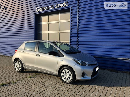 Toyota Yaris 2014  випуску Ужгород з двигуном 1.5 л гібрид хэтчбек автомат за 10200 долл. 