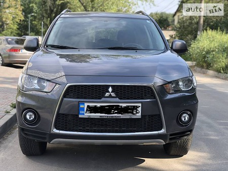 Mitsubishi Outlander XL 2012  випуску Київ з двигуном 2.4 л газ позашляховик автомат за 13300 долл. 