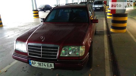 Mercedes-Benz E 220 1993  випуску Київ з двигуном 2.2 л газ універсал автомат за 5000 долл. 