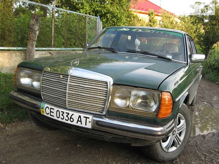 Mercedes-Benz E 240 1981  випуску Чернівці з двигуном 2.4 л дизель седан механіка за 2449 долл. 