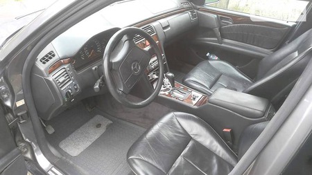 Mercedes-Benz E 320 1996  випуску Львів з двигуном 3.2 л газ седан автомат за 5950 долл. 