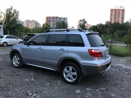 Mitsubishi Outlander 2006  випуску Київ з двигуном 2.4 л газ позашляховик автомат за 8999 долл. 