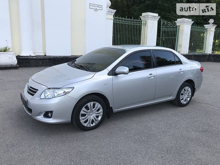 Toyota Corolla 2009  випуску Дніпро з двигуном 1.6 л газ седан механіка за 9999 долл. 