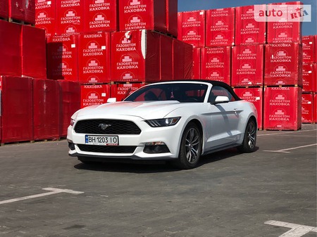 Ford Mustang 2015  випуску Одеса з двигуном 2.3 л бензин кабріолет автомат за 22999 долл. 