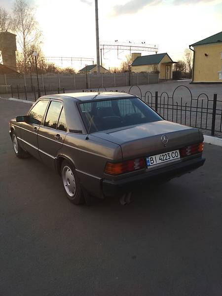 Mercedes-Benz 190 1985  випуску Полтава з двигуном 2 л газ седан механіка за 2800 долл. 