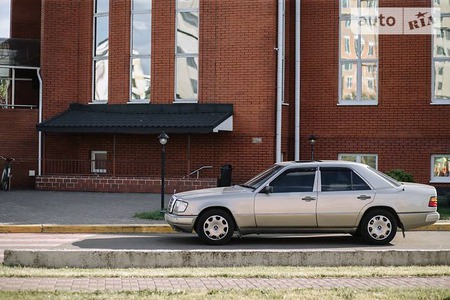Mercedes-Benz E 230 1991  випуску Київ з двигуном 2.3 л газ седан автомат за 3150 долл. 