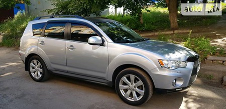 Mitsubishi Outlander XL 2011  випуску Харків з двигуном 2.4 л газ позашляховик автомат за 14800 долл. 