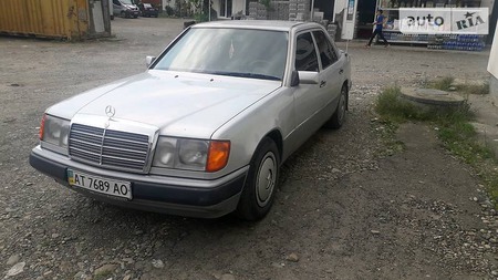 Mercedes-Benz E 230 1985  випуску Івано-Франківськ з двигуном 2.3 л бензин седан автомат за 2850 долл. 