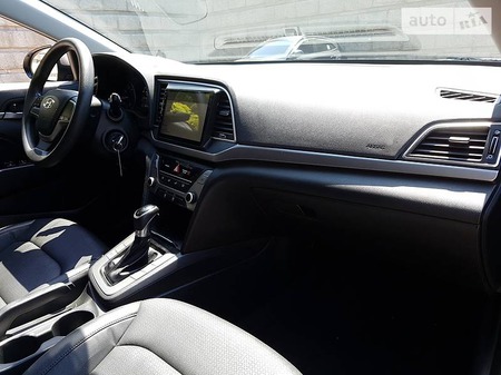 Hyundai Elantra 2016  випуску Кропивницький з двигуном 1.6 л газ седан автомат за 5850 долл. 
