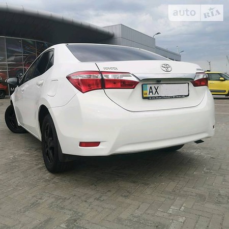 Toyota Corolla 2013  випуску Харків з двигуном 1.3 л бензин седан механіка за 11900 долл. 