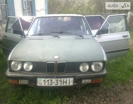 BMW 520 1983  випуску Луганськ з двигуном 2 л бензин седан механіка за 40000 грн. 
