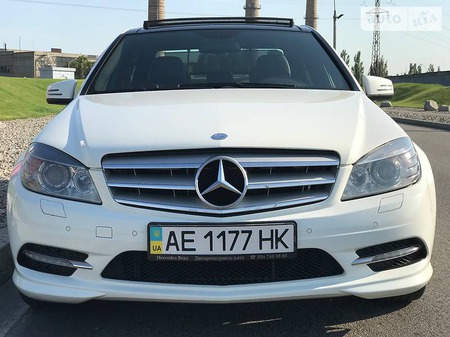 Mercedes-Benz C 300 2010  випуску Дніпро з двигуном 3 л газ седан автомат за 18500 долл. 