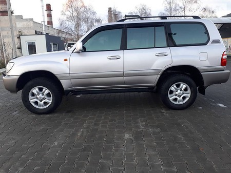 Toyota Land Cruiser 2004  випуску Чернівці з двигуном 4.7 л газ позашляховик автомат за 17400 долл. 