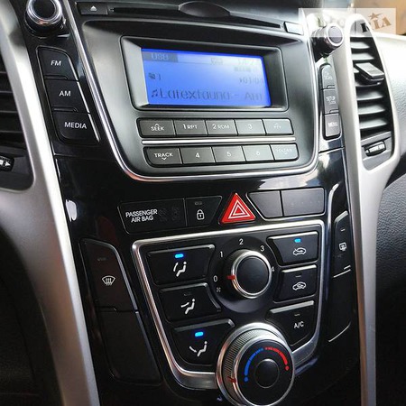 Hyundai i30 2014  випуску Дніпро з двигуном 1.4 л газ хэтчбек механіка за 9850 долл. 