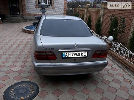 Mercedes-Benz E 240 2000  випуску Донецьк з двигуном 2.4 л бензин седан механіка за 5000 долл. 
