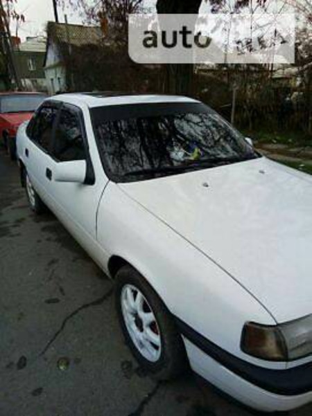 Opel Vectra 1990  випуску Миколаїв з двигуном 2 л бензин  механіка за 2500 долл. 